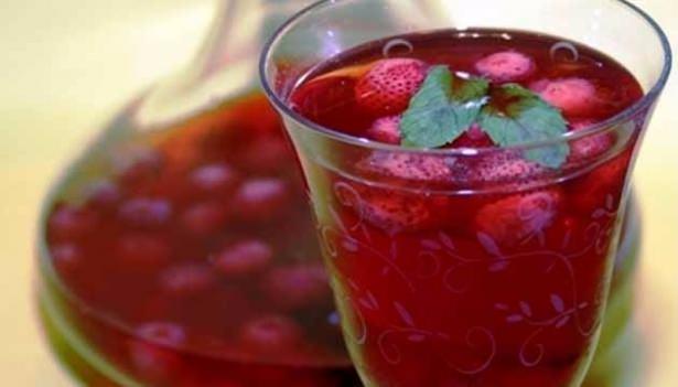 <p>Çilek kompostosu</p>

<p>Malzemeler:<br />
• 500 gr ayıklanmış, doğranmış çilek<br />
• 1,5 su bardağı toz şeker<br />
• 2 litre su</p>

<p>Hazırlanışı:<br />
Tüm malzemeleri tencereye alıp 5 dakika kaynatın. Ilıdıktan sonra buzdolabında soğutun.</p>
