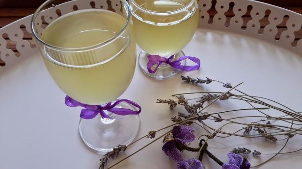 <p>Biberiyeli lavanta şerbeti</p>

<p>Malzemeler:<br />
• 2 litre kaynar içme suyu<br />
• 2 çorba kaşığı kuru lavanta<br />
• 2 çorba kaşığı kuru biberiye<br />
• 1,5 su bardağı toz şeker<br />
• 2 dilim limon</p>

<p>Hazırlanışı:<br />
Kaynayan suya biberiye ve lavantaları atın. 2 dakika kaynatın. Limon dilimlerini de atıp üzerini örterek demlemeye bırakın. Soğuduktan sonra süzüp buzdolabında soğutun. Soğuk servis edin.</p>
