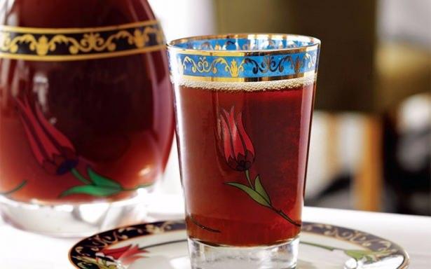 <p>Demirhindi şerbeti</p>

<p>Malzemeler:<br />
• 2 litre içme suyu<br />
• 250 gr demirhindi macunu<br />
• 1,5 su bardağı toz şeker*<br />
• 2 adet çubuk tarçın<br />
• 1 parça kök zencefil<br />
• 1 tatlı kaşığı karanfil<br />
• 1 tatlı kaşığı kabuklu kakule</p>

<p>Hazırlanışı:<br />
Su ve demirhindi macununu geceden pişireceğiniz tencerede bekletin. Pişireceğiniz zaman şeker ve kalan malzemeleri de ilave edin. Yaklaşık 15-20 dakika kaynatın. Şerbet soğuyunca temiz bir tülbentten geçirin ve buzdolabında soğutun. İçmeden önce çalkalayın.</p>
