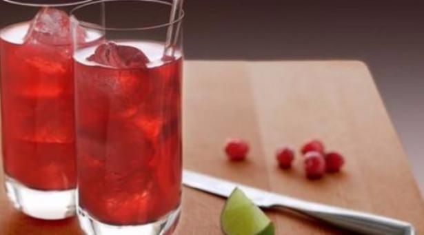 <p>Fesleğenli kuşburnu şerbeti</p>

<p>Malzemeler:<br />
• 1 su bardağı kuru kuşburnu<br />
• 1,5 su bardağı toz şeker<br />
• 2 litre su<br />
• 1 demet ayıklanmış taze fesleğen</p>

<p>Hazırlanışı:<br />
Fesleğen hariç tüm malzemeleri tencereye alıp kaynamaya başladıktan sonra 10 dakika kaynatın ve fesleğenleri içine atıp tencerenin ağzını kapatın. 1 saat demlenmeye bırakın. Şerbeti tamamen süzdükten sonra buzdolabında soğutun.</p>
