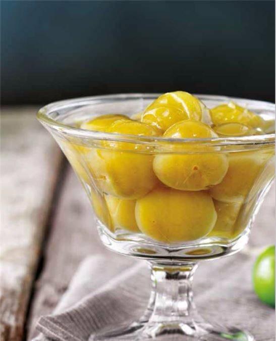 <p>Yeşil erik kompostosu</p>

<p>Malzemeler:<br />
• 1 kg olgun yeşil erik<br />
• 1,5 su bardağı toz şeker<br />
• 2 litre kaynar su</p>

<p>Hazırlanışı:<br />
Tüm malzemeleri kaynamaya başladıktan sonra 10 dakika pişirin. Ilıdıktan sonra buzdolabında soğutun.</p>
