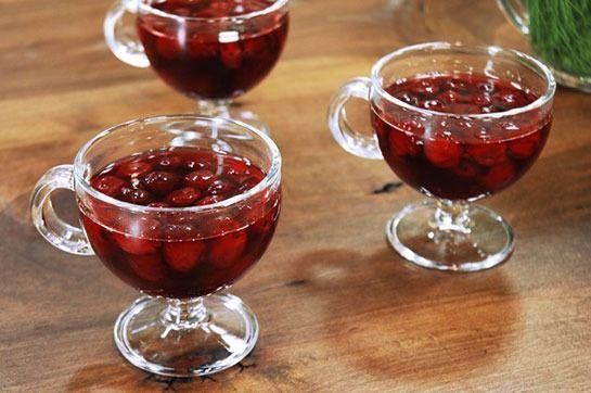 <p>Kiraz kompostosu</p>

<p>Malzemeler:<br />
• 500 gr kiraz<br />
• 1 su bardağı toz şeker<br />
• 1,5 litre su</p>

<p>Hazırlanışı:<br />
Tüm malzemeleri tencereye alın ve ocağın altını açın. Kaynamaya başladıktan sonra 5 dakika daha kaynatın. Ocağı kapatın. Soğuk servis edin.</p>
