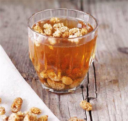 <p>Kuru dut hoşafı</p>

<p>Malzemeler:<br />
• 2 su bardağı kuru dut<br />
• 1,5 litre su<br />
• 1 su bardağı toz şeker</p>

<p>Hazırlanışı:<br />
Tüm malzemeleri tencereye alıp 5 dakika kaynatın. Ilıdıktan sonra buzdolabında soğutun.</p>
