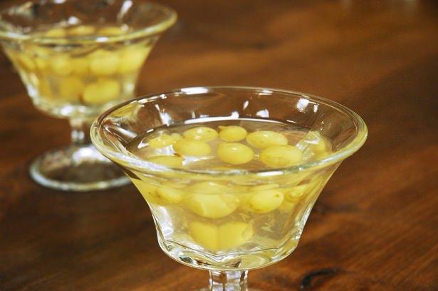 <p>Üzüm kompostosu</p>

<p>Malzemeler:<br />
• 3 su bardağı taze üzüm tanesi<br />
• 1,5 su bardağı toz şeker<br />
• 2 litre su</p>

<p>Hazırlanışı:<br />
Tüm malzemeleri tencereye alıp 5 dakika kaynatın. Ilıdıktan sonra buzdolabında soğutun.</p>
