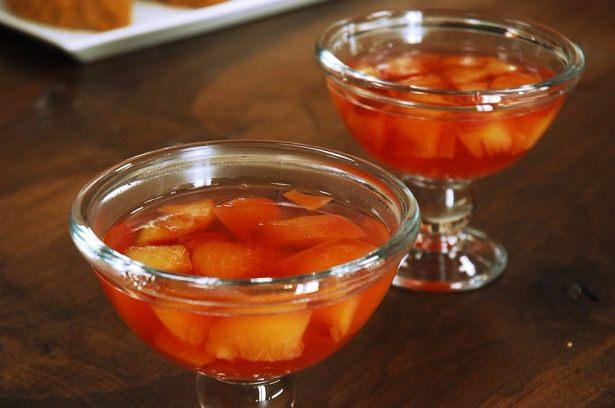 <p>Nektarin kompostosu</p>

<p>Malzemeler:<br />
• 4 adet orta boy soyulmuş küp küp doğranmış nektarin<br />
• 1 su bardağı toz şeker<br />
• 1,5 litre su</p>

<p>Hazırlanışı:<br />
Tüm malzemeleri tencereye alıp 5 dakika kaynatın. Ilıdıktan sonra buzdolabında soğutun.</p>
