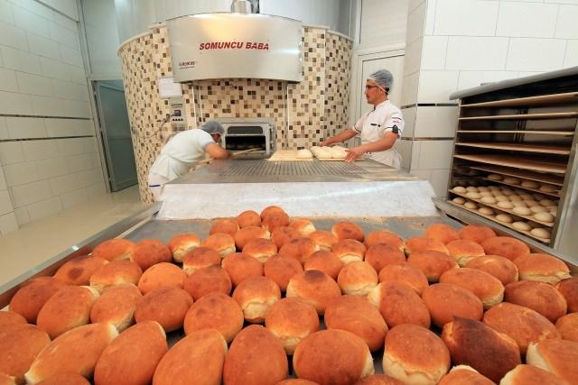 <p>Tadanların ayrı bir lezzet duyduğu ekmeğin tarifini muhafaza ederek kimseyle paylaşmadıklarını dile getiren Toksözlü, özel formülün ekmeğe kattığı rayihanın herkes tarafından hissedildiğini sözlerine ekledi.</p>
