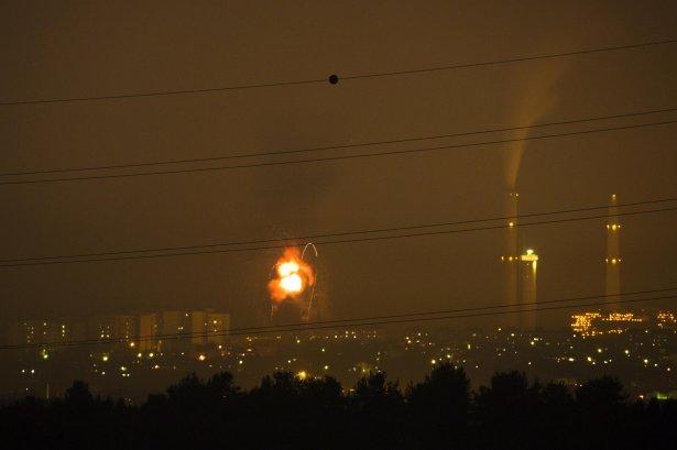 <p>İsrail ordusu günlerdir sürdürdüğü Gazze bombardımanını bugün akşam iftar saatlerinde kara, deniz ve havadan şiddetini daha da arttırarak devam ettirdi.</p>
