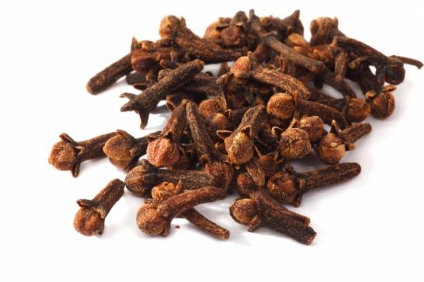 <p>Yemeklere tat veren, çayları kokusuyla güzelleştiren karanfilin faydaları nelerdir?</p>

