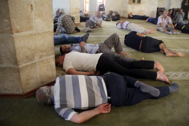 <p>Şanlıurfa’da, oruç tutan birçok kişi, bunaltıcı sıcak nedeniyle öğle ve ikindi namazını kıldıkları camilerin avlusunda uyuyarak iftar vaktini bekliyor.<br />
</p>