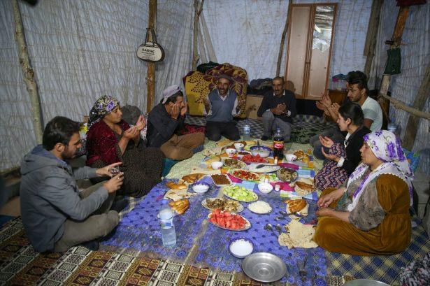<p>İlçede 13 Mart'ta başlatılan "Şehit Jandarma Uzman Çavuş Ramazan Gülle Operasyonu" kapsamında ilan edilen sokağa çıkma yasağının kısmi zamanlı kaldırılmasıyla geri gelen vatandaşlar, kurdukları çadırlarda hasar tespit çalışmalarının tamamlanmasını bekliyor.<br />
 </p>

