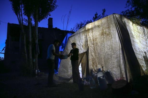 <p>Ailesiyle iftarlarını çadırda açan Feyzullah Turgay, yaptığı açıklamada, ilçede yaşanan saldırılar nedeniyle yaklaşık 3 aydır evlerini terk ettiklerini söyledi.<br />
</p>