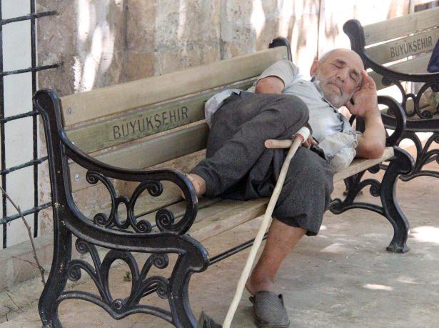 <p>Merkezi soğutma sisteminin bulunduğu camilerdeki serin hava nedeniyle bir sonraki namaz vaktine kadar uyuyan oruçlu vatandaşlar, ilginç görüntüler oluşturuyor.<br />
 </p>
