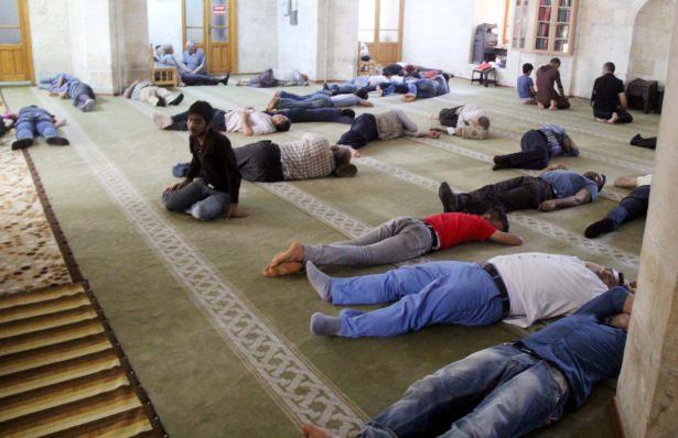 <p>Bazı yetişkinler ile çocuklar ise Hasan Paşa Camisi'nin Cami avlusundaki Balıklıgöl'ün suyunun geçtiği 1 metre derinlikteki kanala ayakları koyarak serinlemeyi tercih ediyor. Sıcaktan bulunan çocuklar ise yetişkinlerin ayaklarını koyduğu suya elbiseleriyle girerek serinleme yöntemine başvuruyor. Birçok vatandaş ise parklarda çimlerin üzerinde uyuyarak iftar vaktini bekliyor.</p>
