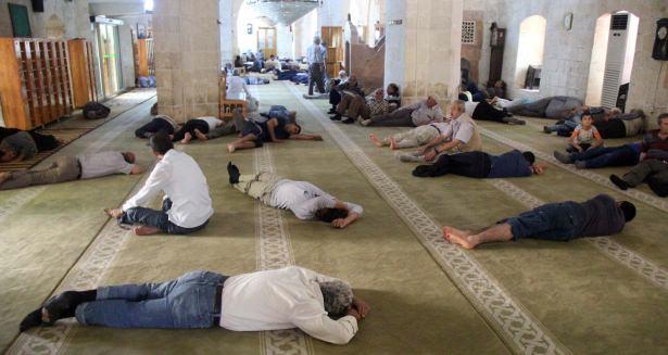 <p>Ramazan'la birlikte sıcak havanın etkisinden kurtulmak isteyenler, ibadet için gittikleri Balıklıgöl platosundaki Dergah ve Hasan Paşa Camisi'nde namaz kıldıktan sonra zamanlarının büyük bölümünü Kur'an-ı Kerim okuyup ardından, seccadelerin üzerinde uyuyarak geçiriyor. </p>
