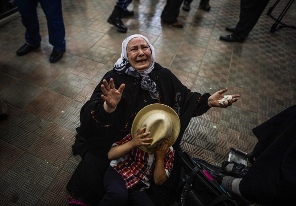 <p>Mısır yönetimi, İsrail ablukası nedeniyle Gazze Şeridi'nin dış dünyaya açılan tek kapısı durumundaki Refah Sınır Kapısı'nı 2 günlüğüne çift yönlü olarak geçişlere açtı. Hasta, öğrenci, oturumu olanlar ve yabancı pasaport sahipleri, sınır kapısından geçiş yapabilmek için bekledi. Bekleme esnasında geçiş yapamayacağından kaygı duyan bazı kişiler, gözyaşlarını tutamadı. </p>