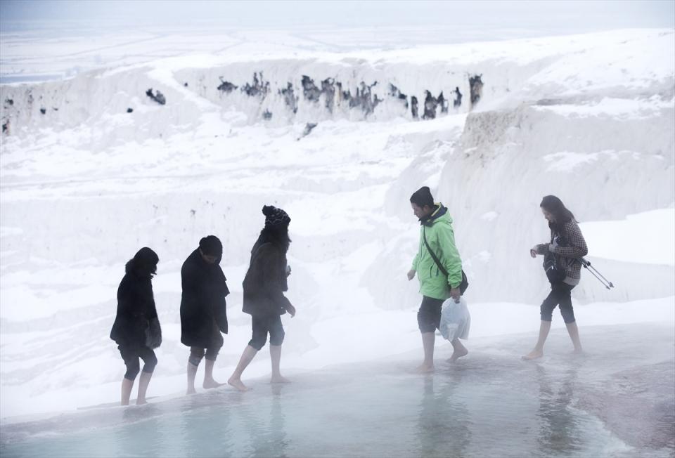 <p>UNESCO'nun Dünya Miras Listesi'nde yer alan beyaz travertenleriyle ünlü Pamukkale, bölgede etkili olan karla güzel görüntü oluşturdu.</p>
