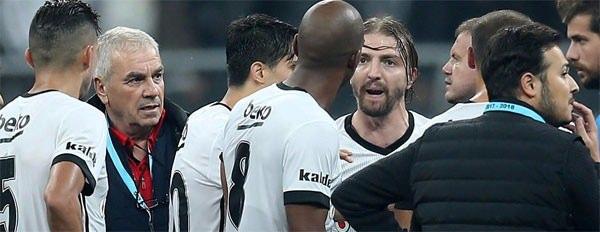 <p>Süper Lig'in 7. haftasında Beşiktaş ile Trabzonspor 2-2'lik sonuçla berbaere kaldı. Mücadele sonrası Siyah Beyazlı futbolcular Caner Erkin ve Talisca'nın soyunma odasında kavga etti.</p>
