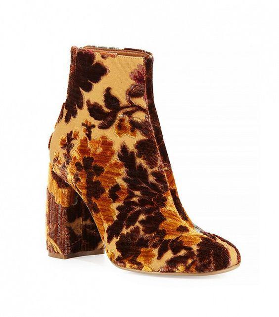 <p>Stiletto, topuklu ayakkabı ve hatta terliklerde bile uygulanan çiçek tasarımlarını sizler için derledik...</p>