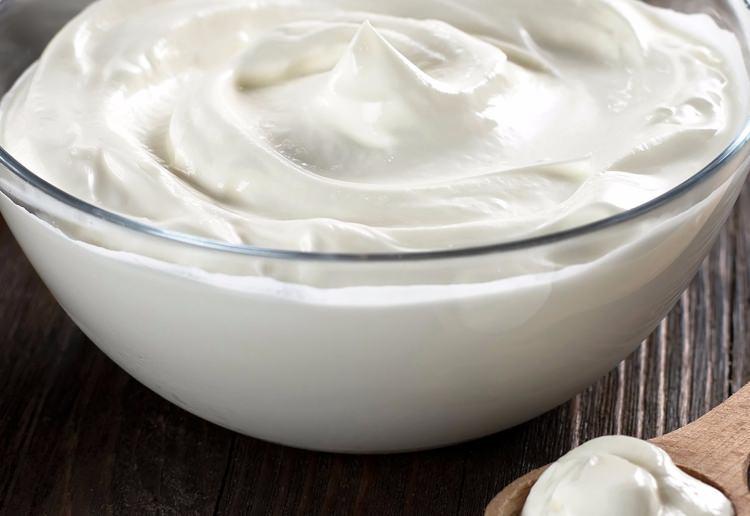 <p>Yoğurt, bal, taze çekilmiş keten tohumu karışımı uyku perilerini çağıran bir diğer formüldür. Ayrıca sarımsakla lezzetlendirdiğiniz ayran veya cacıkla birlikte uykuya dalma sürecinizi kısaltabilirsiniz.</p>
