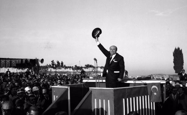 <p>9. Cumhurbaşkanı Süleyman Demirel, solunum yolu enfeksiyonu ve kalp yetmezliği nedeniyle 17 Haziran 2015'de hayatını kaybetti.</p>
<p> </p>