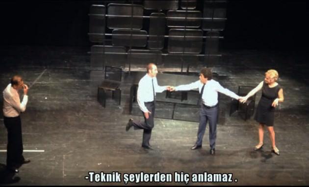 Devlet Tiyatroları'nın İstanbul sahnelerinde sergilenen ve hem ensest ilişkiyi hem de grup seksi sıradan bir eylem gibi gösteren "Çirkin" isimli oyun, demokratından muhafazakarına, bütün izleyicilerin tepkisini çekiyor...