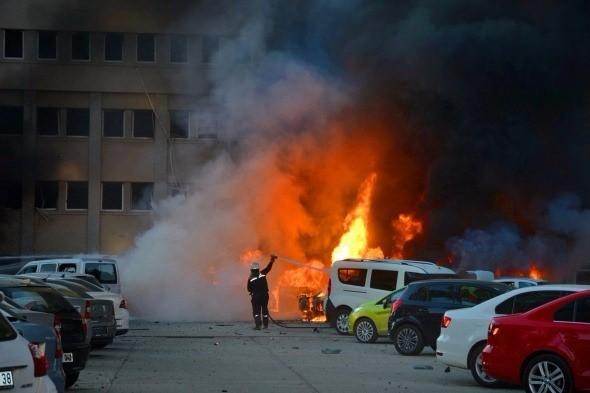 <p>Adana Valiliği’ndeki otoparkta bomba yüklü araç patladı. Meydana gelen patlaması sonucu valilik ve çevre iş yerlerindeki binalar zarar gördü.<br />
<br />
Fotoğraf: Fatih Keçe</p>
