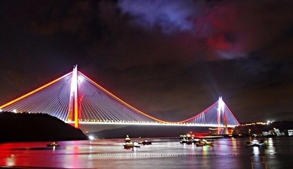 <p>İstanbul Boğazı’na inşa edilen dünyanın en geniş köprüsü Yavuz Sultan Selim Köprüsü ile Kuzey Çevre Otoyolu, Cumhurbaşkanı Recep Tayyip Erdoğan’ın katılımıyla hizmete açıldı.<br />
<br />
Fotoğraf: Murat Ergin</p>