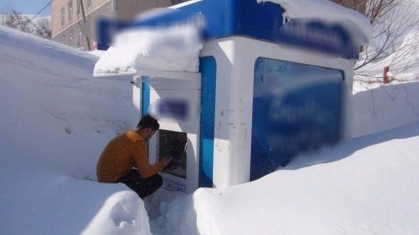 <p>Bitlis’te kar kalınlığı nedeniyle birçok mahalle ve anayollar adeta tünel haline gelirken, karla kaplanan ATM’nin önünde para çekmeye çalışan bir vatandaş ilginç görüntü oluşturdu.<br />
<br />
Fotoğraf: Vahit Olcay</p>