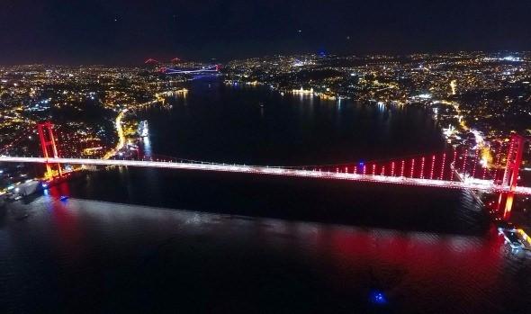 <p>Asya ve Avrupa’yı birbirine bağlayan İstanbul’un 3 köprüsü aynı karede havadan görüntülendi.<br />
<br />
Fotoğraf: Ahmet Faruk Sarıkoç</p>
