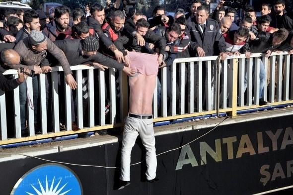 <p>Antalya’da 52 bin TL borcu olduğunu iddia eden adam, üst geçide çıkarak intihar girişiminde bulundu. Adamın dalgınlığından faydalanan vatandaşlar, polis ekiplerinin yardımı ile adamın kolundan yakalayarak yukarı çekti.<br />
<br />
Fotoğraf: Ertuğrul Gün</p>