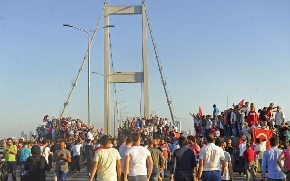 <p>15 Temmuz darbe girişimi gecesi Boğaziçi Köprüsü’ndeki askerler sabaha karşı polise teslim oldu. Gece boyu darbeye direnen vatandaşlar, darbenin püskürtülmesiyle tankların üzerine çıkarak sevinç gösterisinde bulundu.<br />
<br />
Fotoğraf: Murat Ergin</p>
