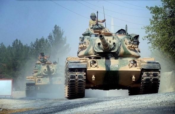 <p>Fırat Kalkanı Harekatı kapsamında Türk Silahlı Kuvvetleri’ne ait tanklar Suriye’nin Cerablus kentine giriş yaptı.</p>
<p>Fotoğraf: İsmail Coşkun</p>