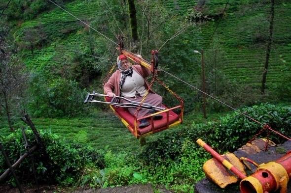 <p>Rize’de kuma olan iki yaşlı kadın evlerine ulaşmak için ilkel teleferikle 70 metre derinlikteki vadiyi geçmek zorunda.<br />
<br />
Fotoğraf: Göktürk Fırat</p>