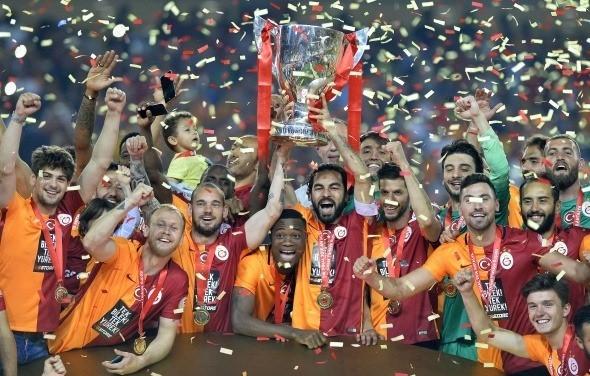 <p>Ziraat Türkiye Kupası Finalinde Galatasaray-Fenerbahçe karşı karşıya geldi. Galatasaray’ın Avrupaya’ya gidemediği sezonda ezeli rakibi Fenerbahçe’den kupayı alarak teselli buldu.<br />
<br />
Fotoğraf: Mehmet Şirin Topaloğlu</p>