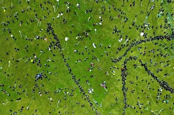 <p>Küçükçekmece’de gökyüzünü süsleyen rengarenk uçurtmalar, havadan görüntülendi.<br />
<br />
Fotoğraf: Serdal Altın</p>