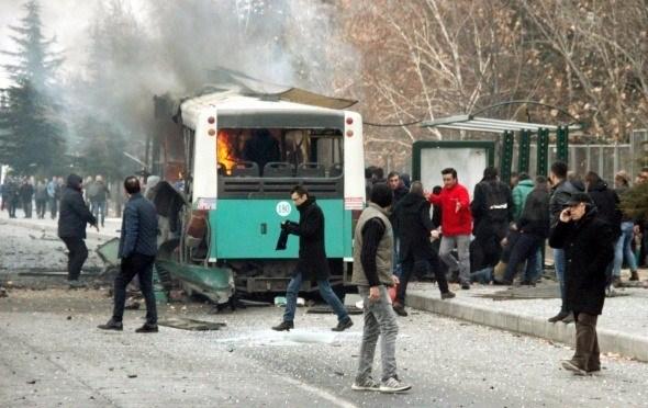 <p>Kayseri’de, çarşı iznine çıkan askerlerin içinde bulunduğu özel halk otobüsünün Erciyes Üniversitesi önünden geçişi sırasında patlama meydana geldi.<br />
<br />
Fotoğraf: Turan Bulut</p>