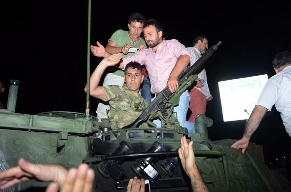 <p>Fetullahçı Terör Örgütü`nün (FETÖ) 15 Temmuz darbe girişimi gecesi tanklarla Atatürk Havalimanı’na giriş yaptı. Tankın üzerine çıkan vatandaşlar darbeci askerlerin ellerindeki silahları alarak darbeyi engelledi.<br />
<br />
Fotoğraf: İsmail Coşkun</p>
