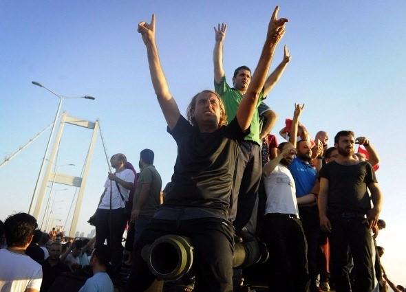 <p>15 Temmuz darbe girişimi gecesi Boğaziçi Köprüsü’ndeki askerler sabaha karşı polise teslim oldu. Gece boyu darbeye direnen vatandaşlar, darbenin püskürtülmesiyle tankların üzerine çıkarak sevinç gösterisinde bulundu.<br />
<br />
Fotoğraf: Murat Ergin</p>
