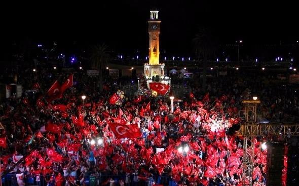 <p> İzmir’de Konak Meydanı’nda toplanan vatandaşlar, Fetullahçı Terör Örgütü`nün (FETÖ) 15 Temmuz darbe girişimini protesto ederek günlerce ‘’demokrasi nöbeti’’ne devam etti.<br />
<br />
Fotoğraf: Ali Gözeten</p>
