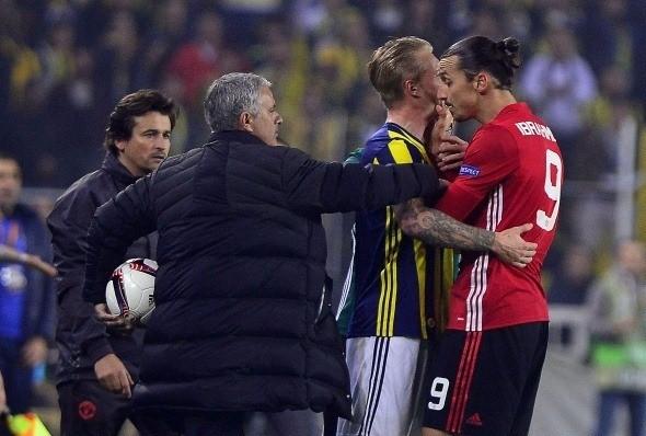 <p>Fenerbahçe-Manchester United maçında Zlatan Ibrahimovic, Simon Kjaer`in boğazını sıktığı o an.<br />
<br />
Fotoğraf: Mehmet Şirin Topaloğlu</p>
