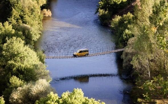 <p>Tunceli’nin Ovacık ilçesinde yıllardır yayaların kullandığı Munzur Nehri üzerindeki asma köprünün, araç geçişi için de kullanılması ilginç görüntüler oluşturuyor.<br />
<br />
Fotoğraf: Sidar Eren</p>
