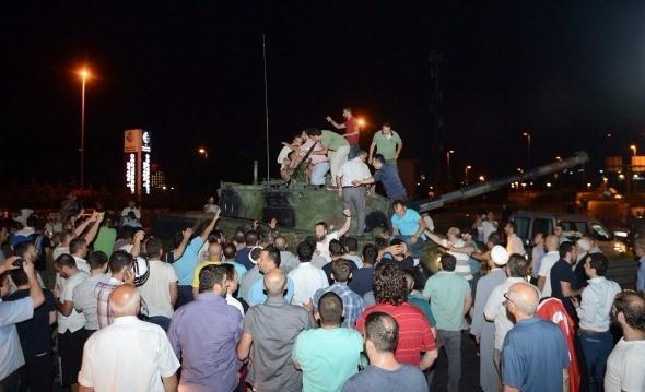<p>Fetullahçı Terör Örgütü`nün (FETÖ) 15 Temmuz darbe girişimi sırasında Atatürk Havalimanı’nda darbeci askerleri vatandaşlar tankların üzerine çıkarak engelledi.<br />
<br />
Fotoğraf: İsmail Coşkun</p>
