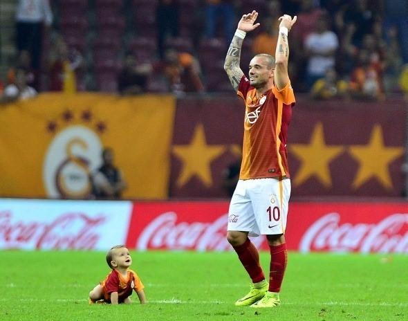 <p>Galatasaray`ın yıldız futbolcusu Wesley Sneıjder, galibiyet sonrası sevinirken oğlu Xess Xava da onu izliyor. Bu fotoğraf karesi, `sarı kırmızı kareler` fotoğraf yarışmasında İHA foto muhabiri Mehmet Şirin Topaloğlu`na birincilik ödülünü kazandırdı.</p>

