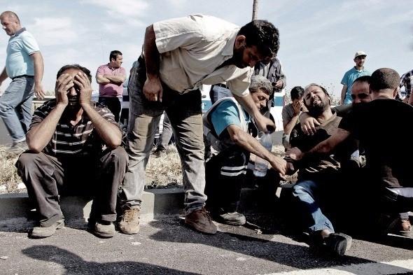 <p>Manisa’da çevre yolu üzerindeki refüjde çalışma yapan 3 belediye işçisi kontrolden çıkan kamyonetin çarpması sonucu hayatını kaybederken, 1 işçi de ağır yaralandı. Kazada hayatını kaybeden işçilerin mesai arkadaşları, olay yerinde fenalık geçirdi.</p>
