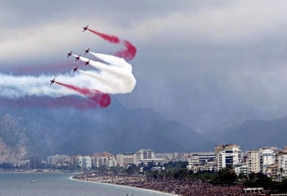 <p>Türk Hava Kuvvetleri’nin akrobasi timi Türk Yıldızları’nın Antalya semalarındaki yarım saatlik gösterisi nefes kesti. 7 uçağın alçak senkronize uçuşu izleyicilerin yüreklerini ağızlara getirdi.<br />
<br />
Fotoğraf: Cafer Eser</p>
