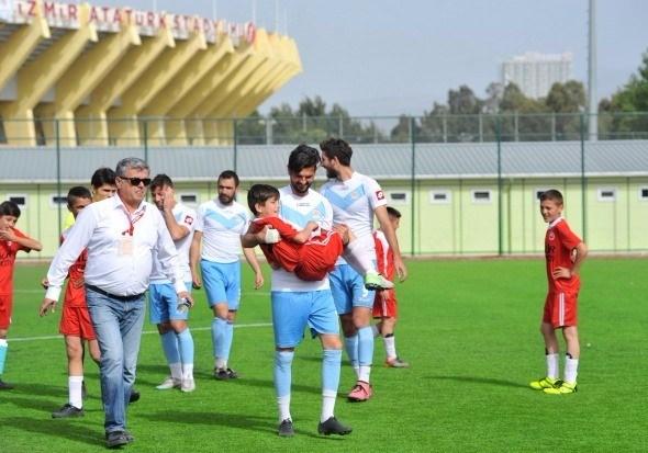 <p>İzmir Amatör kulüplerinden Poyracık Bilir Altay Spor Kulubü’nün başkanı, futbolcularına kızıp hepsini kadro dışı bıraktı ve küme düşmemek için sahaya 13 yaş altı takımıyla çıktı.</p>
