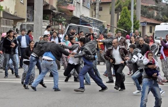 <p>Kocaeli’nin Gebze ilçesinde iki aile arasında çıkan kavgada tekme,yumruk,taş ve sopalar adeta havada uçuştu.<br />
<br />
Fotoğraf: Refik Fidan</p>