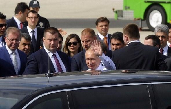 <p> Rusya Devlet Başkanı Vladimir Putin, İstanbul’u ziyaret ederken Atatürk Havalimanı’nda basın mensuplarına el sallayarak selam verdi.<br />
<br />
Fotoğraf: Murat Ergin</p>