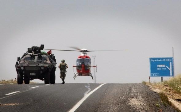 <p>Diyarbakır’da askeri aracın geçişi sırasında yapılan saldırıda 7 asker yaralandı. Yaralı askerler yola inen helikopter ile Diyarbakır Askeri Hastanesi’ne kaldırılarak, tedavi altına alındı.<br />
<br />
Fotoğraf: Burak Emek</p>
