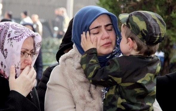 <p>Diyarbakır’ın Lice ilçesinde şehit olan Jandarma Uzman Çavuş Mehmet Arıyeşil, memleketi Eskişehir’de son yolculuğuna uğurlandı. Şehidin 3 yaşındaki oğlunun, annesinin gözyaşlarını silme anı yürekleri dağladı.<br />
<br />
Fotoğraf: Burak Tekin</p>